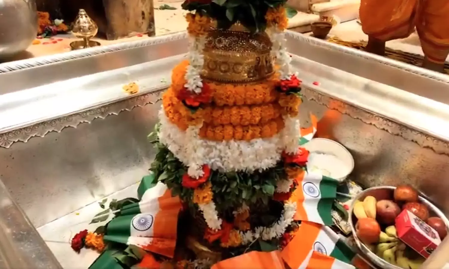 காசி விஸ்வநாதருக்கு தேசிய கொடி வண்ணத்தில் சிறப்பு அலங்காரம்