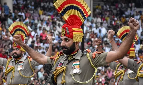 VIDEO: வாகா எல்லையில் களைகட்டிய கொடியிறக்க நிகழ்ச்சி.. ஆயிரக்கணக்கானோர் பங்கேற்பு!