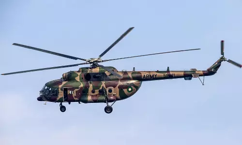 பாகிஸ்தானில் நிவாரண பொருளை ஏற்றிச்சென்ற ஹெலிகாப்டர் விழுந்து நொறுங்கி 5 பேர் சாவு