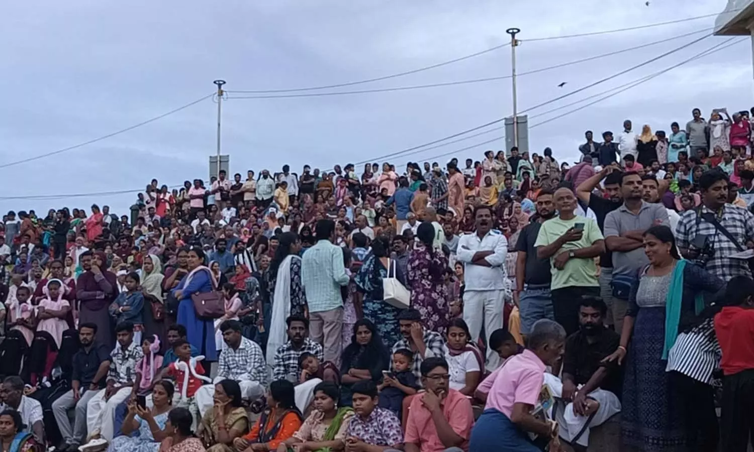 தொடர் விடுமுறையையொட்டி கன்னியாகுமரியில் குவிந்த சுற்றுலா பயணிகள் தொடர் விடுமுறையையொட்டி கன்னியாகுமரியில் குவிந்த சுற்றுலா பயணிகள்