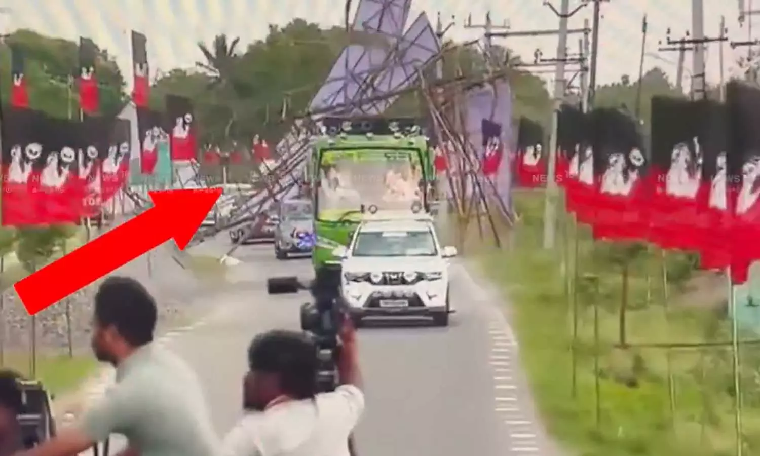 பலத்த காற்றால் திடீரென சரிந்த கட்அவுட்: நூலிழையில் தப்பிய எடப்பாடி பழனிசாமி..!