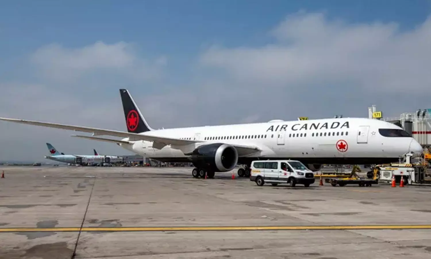 பணிப்பெண்கள் வேலை நிறுத்தம்: கனடாவில் 600 விமானங்கள் ரத்து