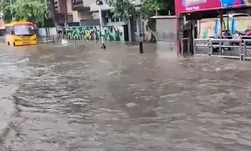 விடிய விடிய பலத்த மழை- மும்பையில் நிலச்சரிவில் சிக்கி 2 பேர் பலி