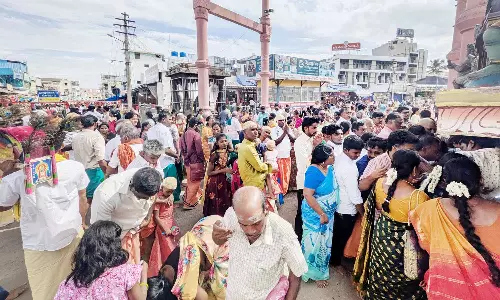 இன்று ஆடிக்கிருத்திகை: பழனி முருகன் கோவிலில் காவடியுடன் குவிந்த பக்தர்கள்