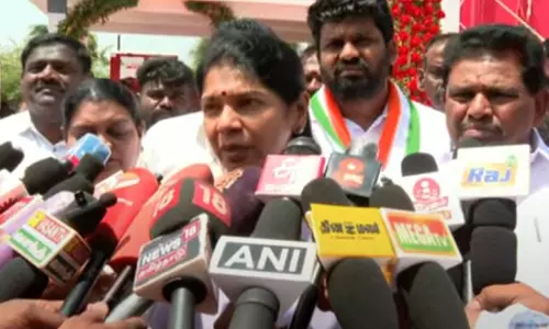 தி.மு.க. அமைச்சர்களை ரெய்டுகள் மூலம் பயமுறுத்தலாம் என மத்திய அரசு நினைக்கிறது- கனிமொழி