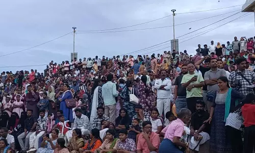 தொடர் விடுமுறையையொட்டி கன்னியாகுமரியில் குவிந்த சுற்றுலா பயணிகள்