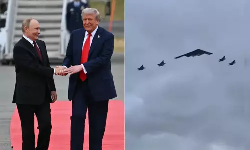 புதின் தலைக்கு மேல் B2 குண்டுவீச்சு விமானங்களை பறக்கவிட்ட  அமெரிக்கா.. டிரம்ப் சம்பவம் - வீடியோ வைரல்