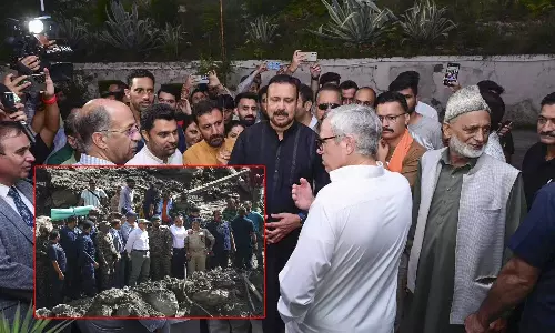 உயிரோடு மீட்க முடியவில்லை என்றால், உடலையாவது மீட்டுத்தாருங்கள்: உமர் அப்துல்லாவிடம் கொந்தளித்த மக்கள்..!