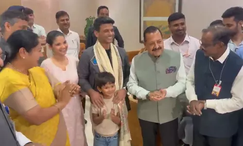 இந்தியா வந்தடைந்தார் விண்வெளி நாயகன்: விமான நிலையத்தில் உற்சாக வரவேற்பு