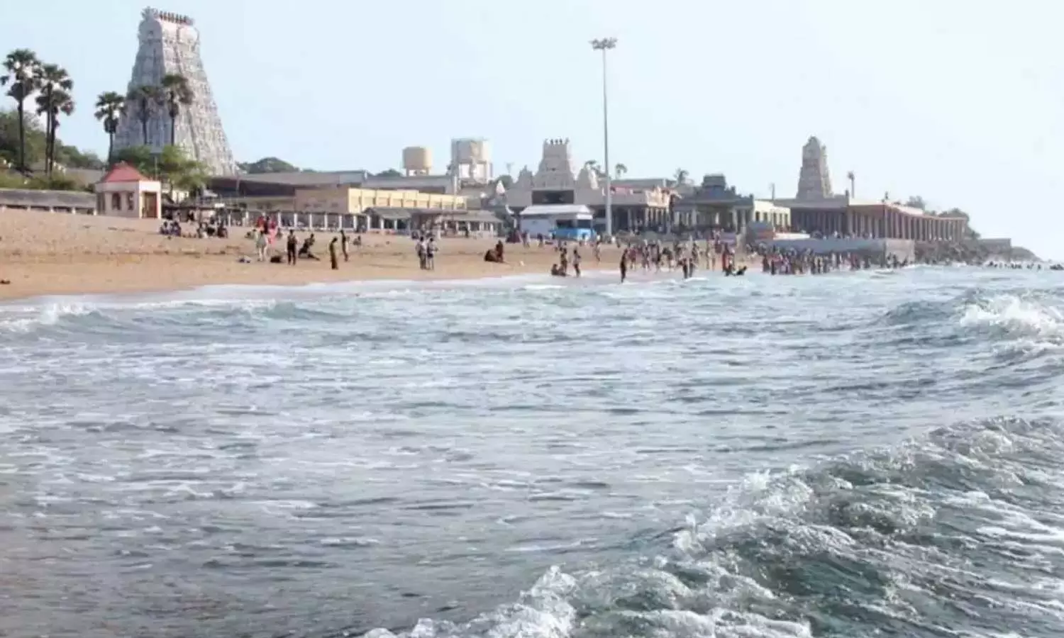 திருச்செந்தூர் கடலில் குளிக்கும் போது பாறைகளில் மோதி பக்தர்களுக்கு எலும்பு முறிவு