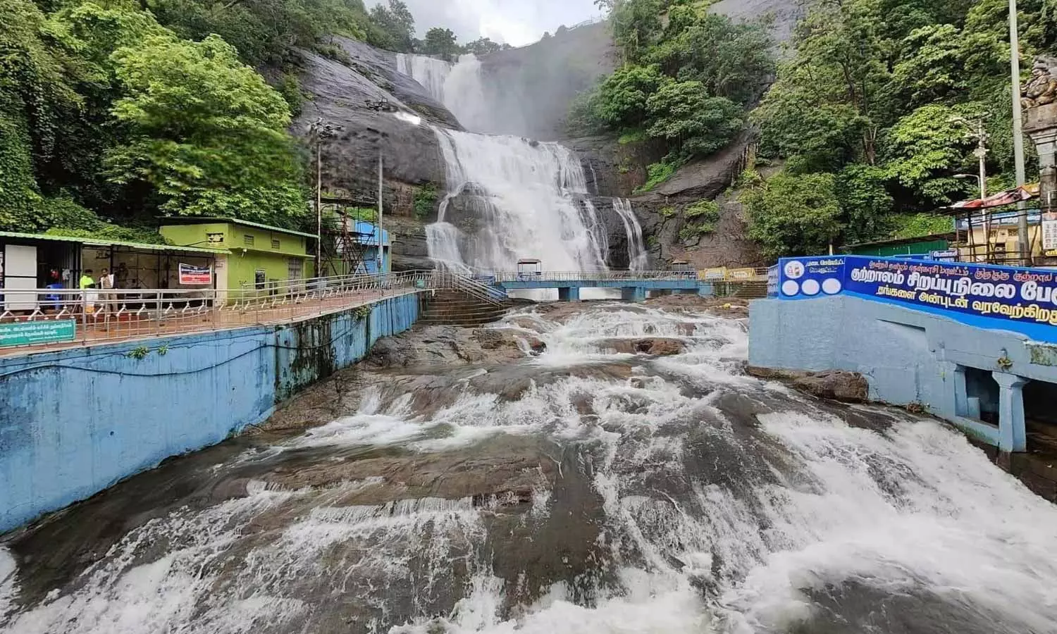 குற்றால அருவிகளில் குளிக்க மீண்டும் தடை- சுற்றுலா பயணிகள் ஏமாற்றம் குற்றால அருவிகளில் குளிக்க மீண்டும் தடை- சுற்றுலா பயணிகள் ஏமாற்றம்