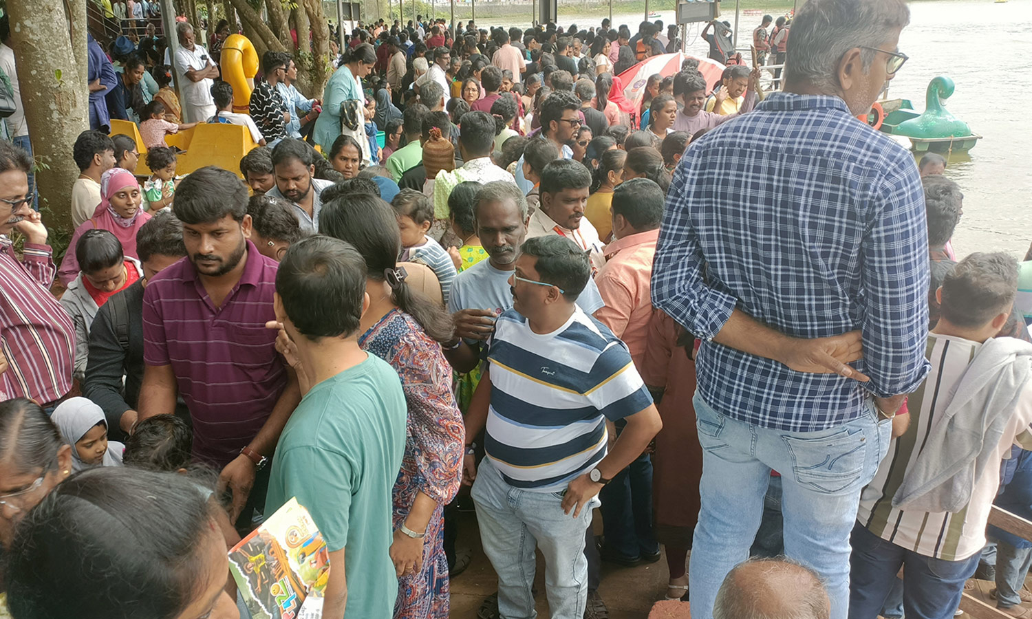 தொடர்விடுமுறையால் ஏற்காட்டில் அலைமோதும் சுற்றுலா பயணிகள் கூட்டம் - போக்குவரத்து நெரிசல்
