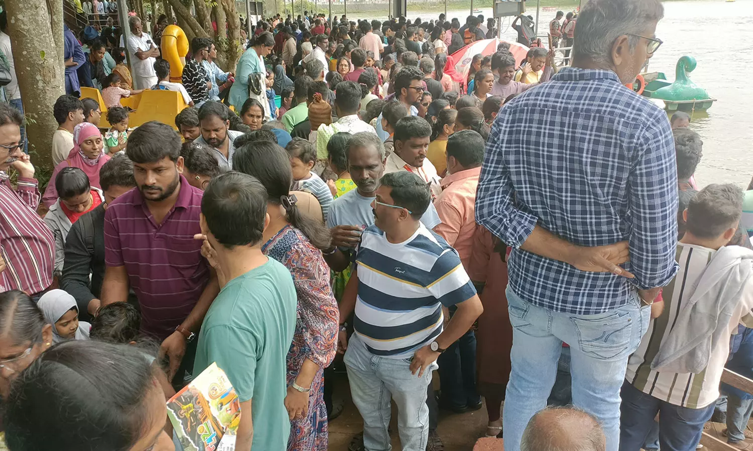 தொடர்விடுமுறையால் ஏற்காட்டில் அலைமோதும் சுற்றுலா பயணிகள் கூட்டம் - போக்குவரத்து நெரிசல்