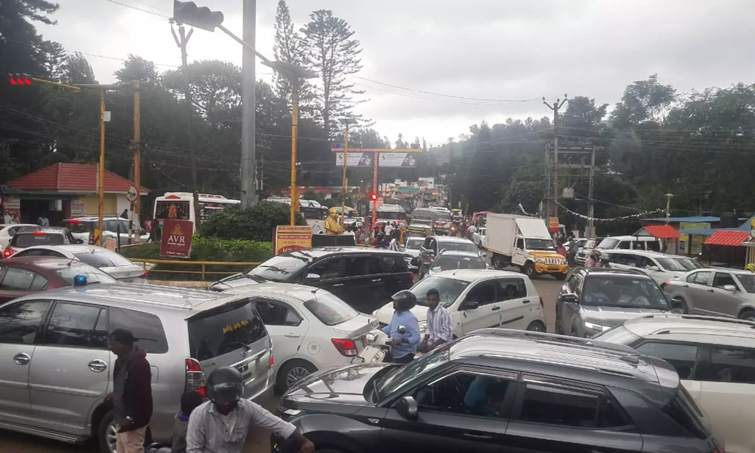 தொடர்விடுமுறையால் ஏற்காட்டில் அலைமோதும் சுற்றுலா பயணிகள் கூட்டம் - போக்குவரத்து நெரிசல்