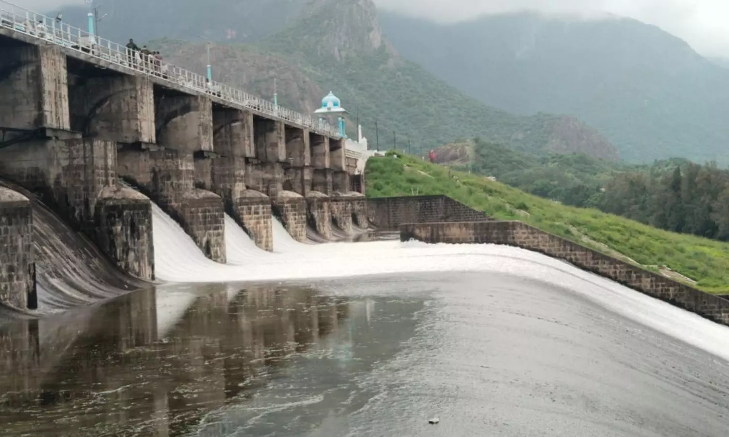 ஆழியார் அணையில் இருந்து உபரி நீர் வெளியேற்றம்