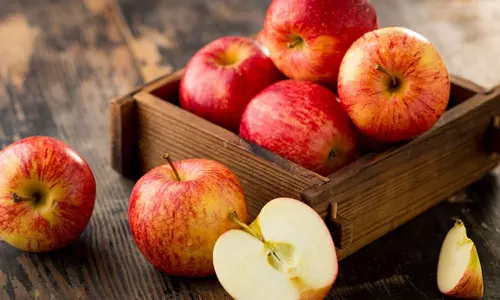 இரவு தூங்கும் முன்பு ஆப்பிள் சாப்பிடலாமா?
