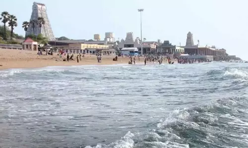 திருச்செந்தூர் கடலில் குளிக்கும் போது பாறைகளில் மோதி பக்தர்களுக்கு எலும்பு முறிவு