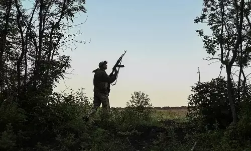 4 கி.மீ. தொலைவில் இருந்த 2 ரஷிய வீரர்களை துப்பாக்கியால் சுட்டுக்கொன்று உலக சாதனை படைத்த உக்ரைன் வீரர்!