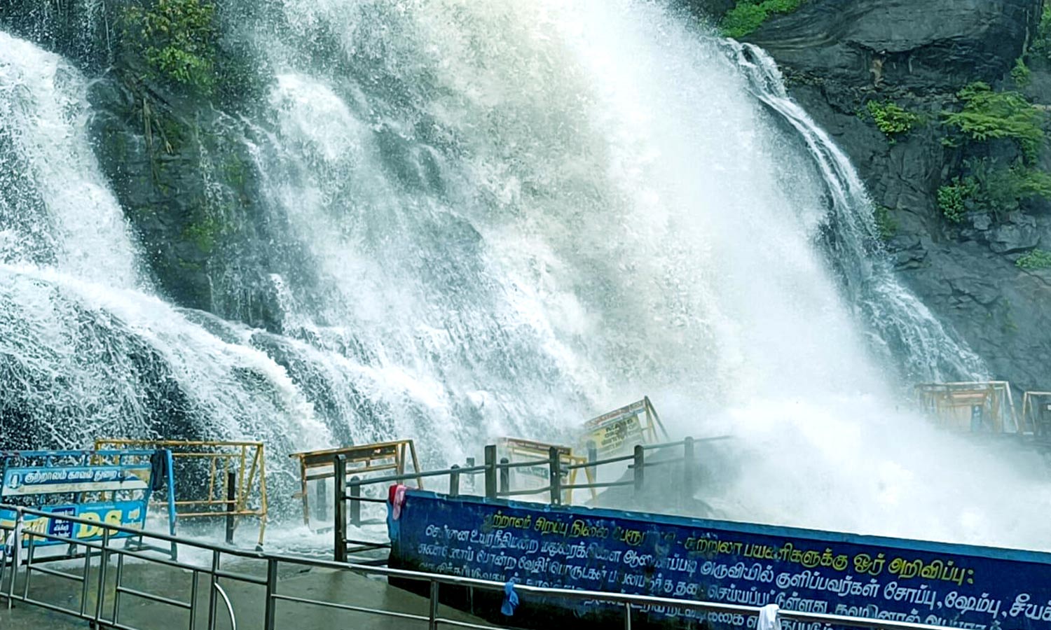 குற்றால அருவிகளில் வெள்ளப்பெருக்கு: சுற்றுலாப் பயணிகள் குளிக்க 2-வது நாளாக தடை