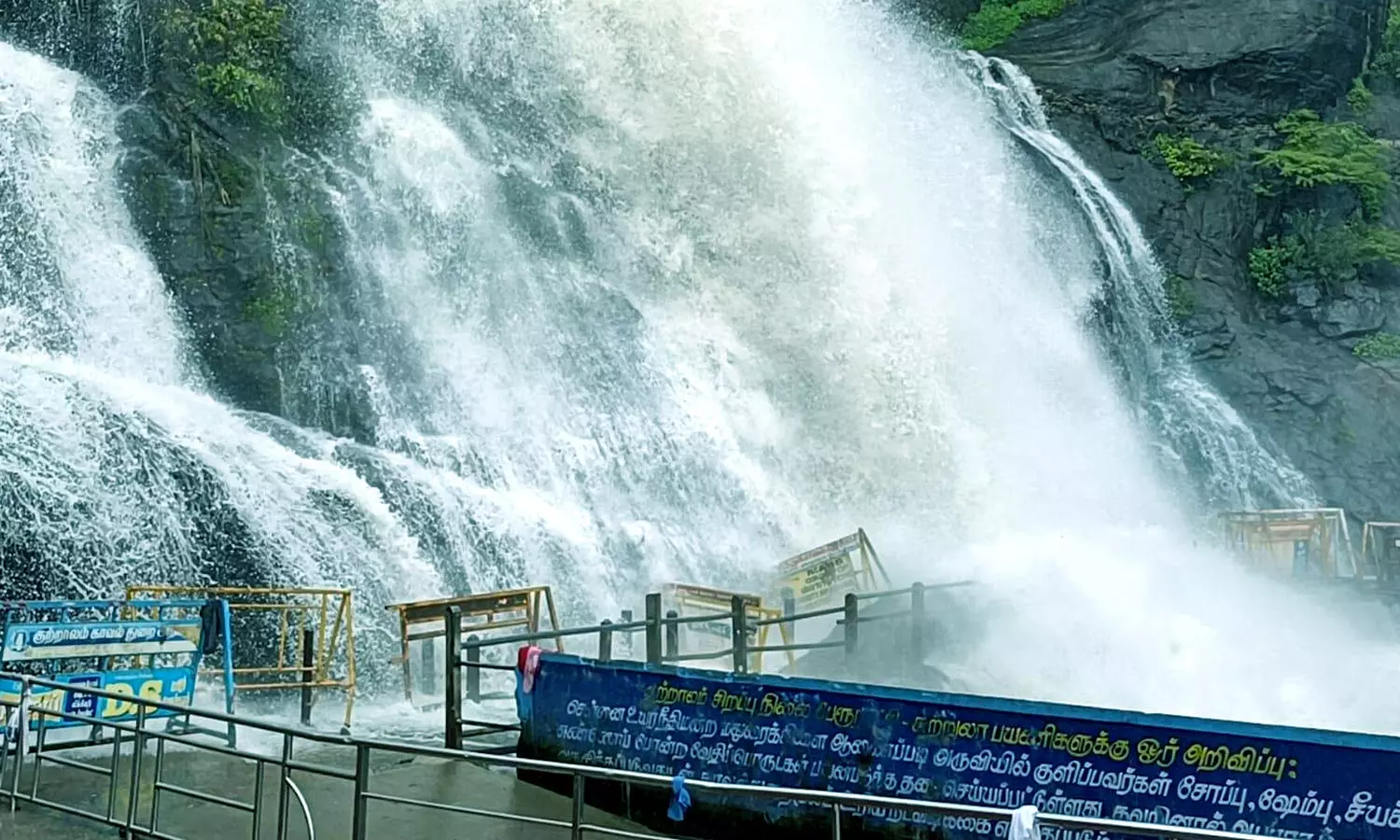 குற்றால அருவிகளில் வெள்ளப்பெருக்கு: சுற்றுலாப் பயணிகள் குளிக்க 2-வது நாளாக தடை