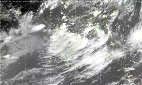 குறைந்த காற்றழுத்த தாழ்வுப்பகுதி புயல் சின்னமாக மாறியது