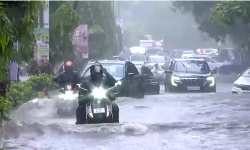 VIDEO: மும்பையில் கொட்டி தீர்த்த கனமழை - சாலையில் தேங்கிய நீரால் தத்தளித்த வாகன ஓட்டிகள்