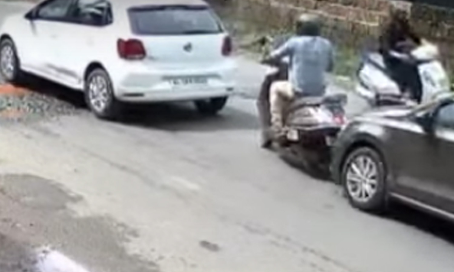 2 கார்களுக்கு இடையே சிக்கிய ஸ்கூட்டர் - தூக்கி வீசப்பட்ட நபர் உயிர்பிழைத்த அதிசயம்