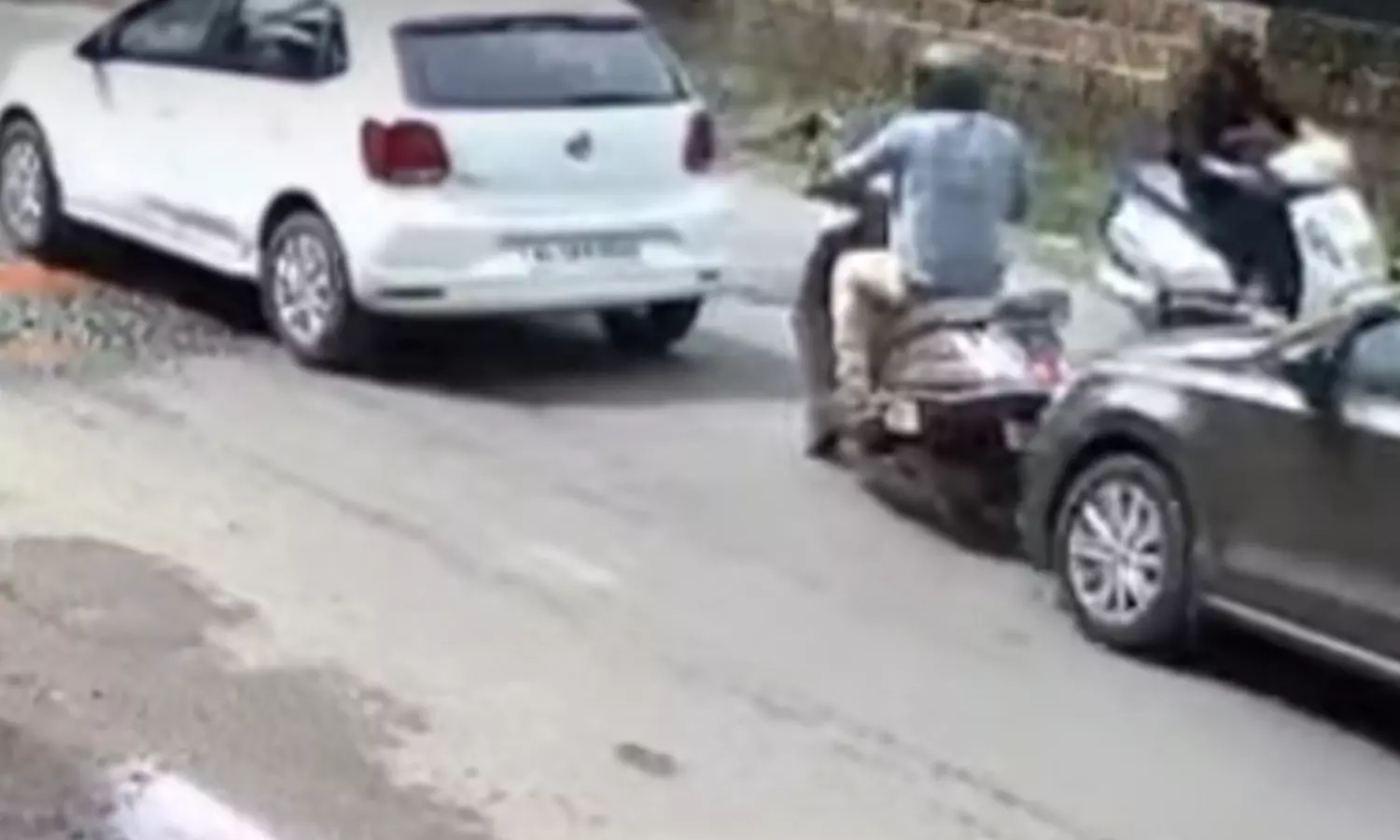 VIDEO: 2 கார்களுக்கு இடையே சிக்கிய ஸ்கூட்டர் - தூக்கி வீசப்பட்ட நபர் உயிர்பிழைத்த அதிசயம் VIDEO: 2 கார்களுக்கு இடையே சிக்கிய ஸ்கூட்டர் - தூக்கி வீசப்பட்ட நபர் உயிர்பிழைத்த அதிசயம்