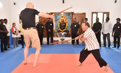 மாமல்லபுரத்தில் சிலம்பம் விளையாடி அசத்திய அமெரிக்கா-சுவிட்சர்லாந்து தற்காப்புக்கலை வீரர்கள்