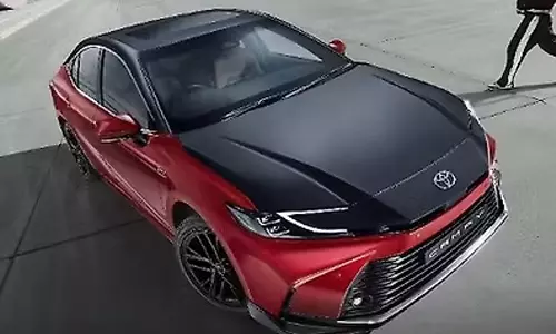 லிட்டருக்கு 25 கி.மீ. மைலேஜ்... முற்றிலும் புதிய கேம்ரி-யை அறிமுகம் செய்த டொயோட்டா