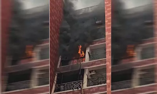 மின் கசிவால் விபரீதம்: பற்றி எரிந்த அடுக்குமாடி குடியிருப்பு