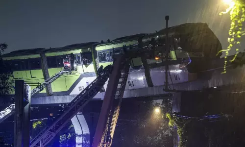 மும்பையில் நடுவழியில் நின்ற மோனோ ரெயில் - அந்தரத்தில் சிக்கிய 582 பயணிகள் பத்திரமாக மீட்பு!