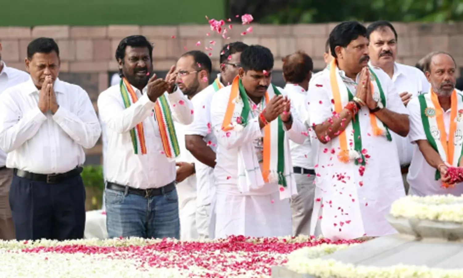 ராஜீவ் காந்தி பிறந்தநாள்- நினைவிடத்தில் எம்.பி. விஜய்வசந்த் மரியாதை ராஜீவ் காந்தி பிறந்தநாள்- நினைவிடத்தில் எம்.பி. விஜய்வசந்த் மரியாதை