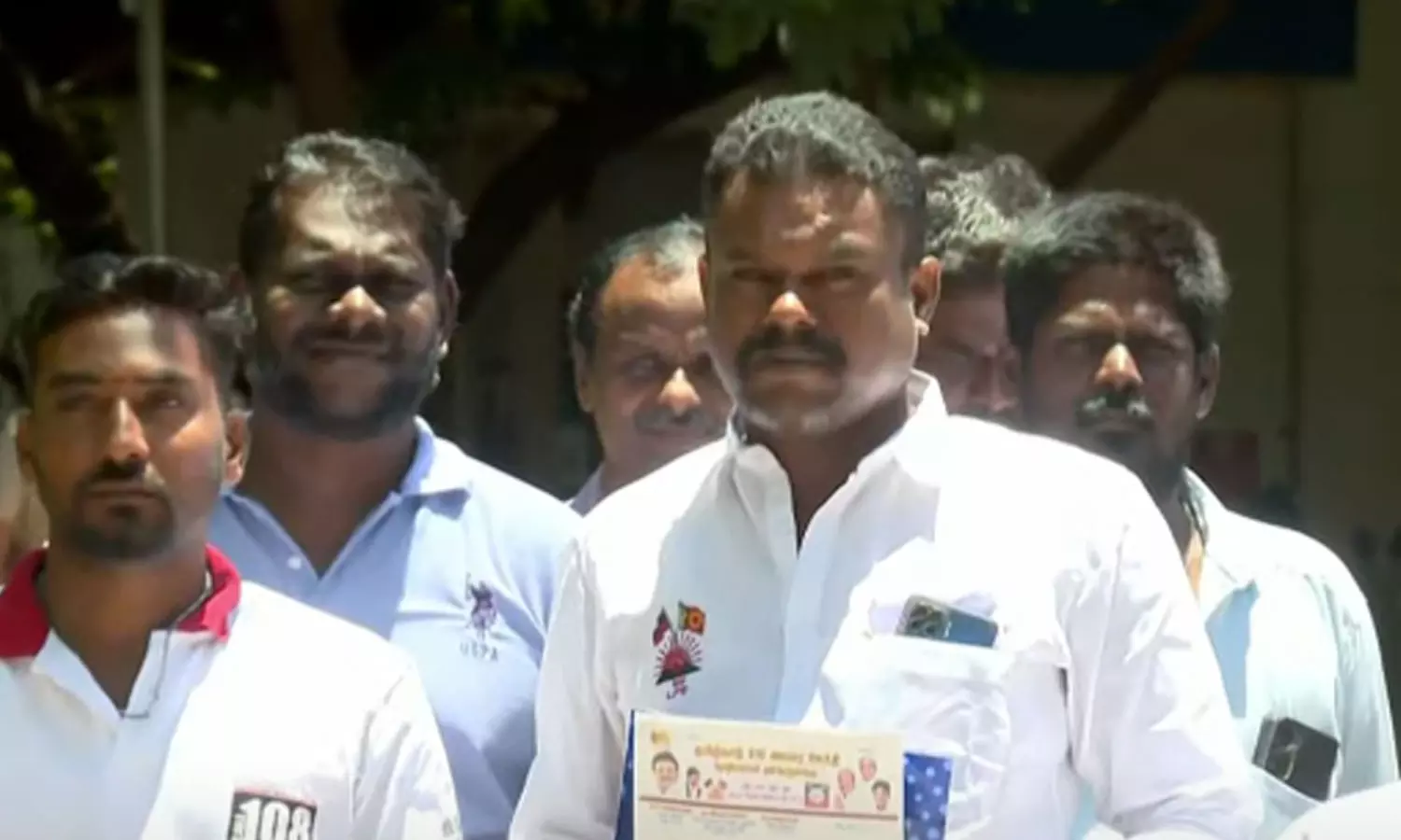 ஆம்புலன்ஸ் ஓட்டுநரை மிரட்டிய விவகாரம்: இ.பி.எஸ். மீது நடவடிக்கை கோரி எஸ்.பி. அலுவலகத்தில் புகார் மனு