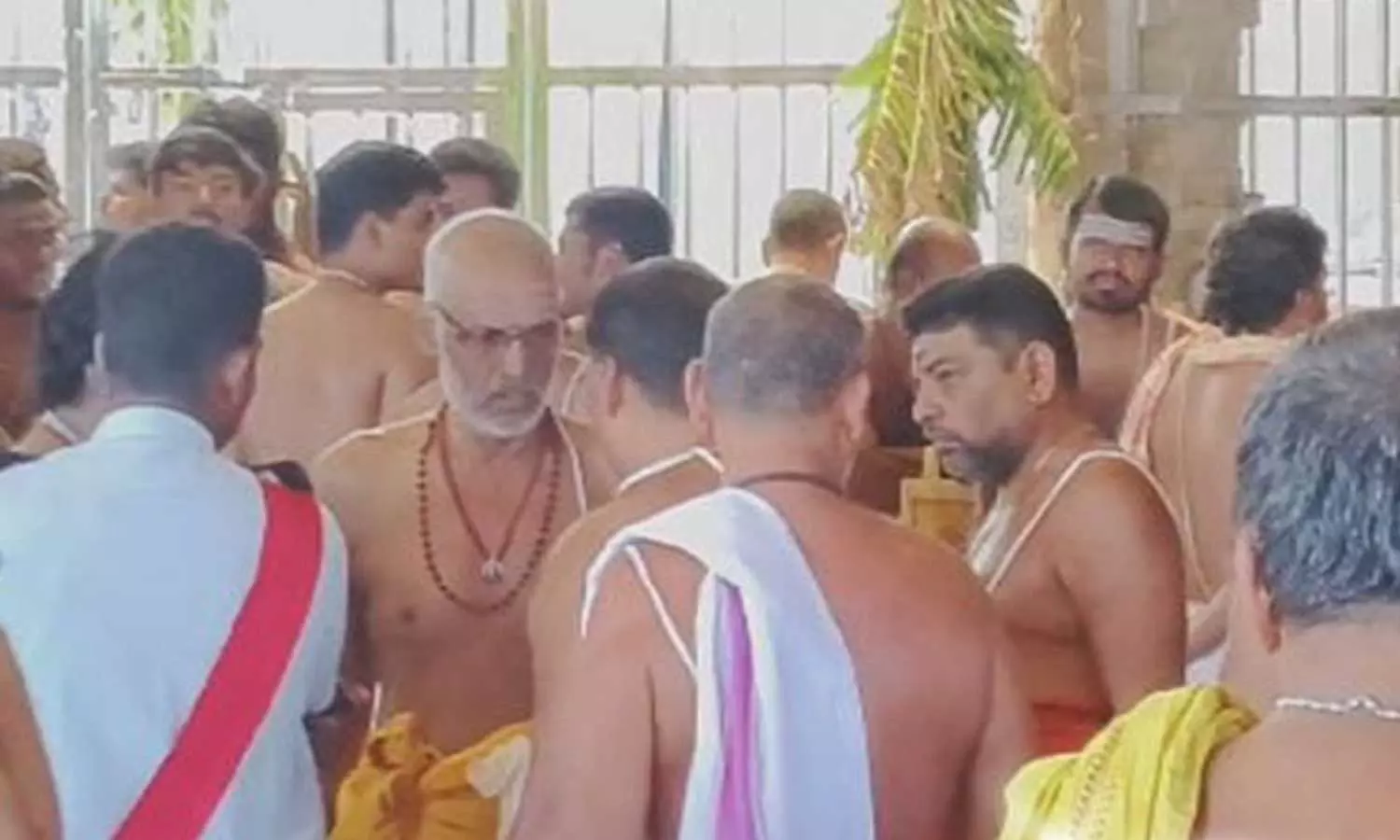 திருச்செந்தூர் கோவிலில் இருதரப்பினர் மோதல்: சாமி புறப்பாட்டை பார்க்க காத்திருந்த பக்தர்கள் ஏமாற்றம்