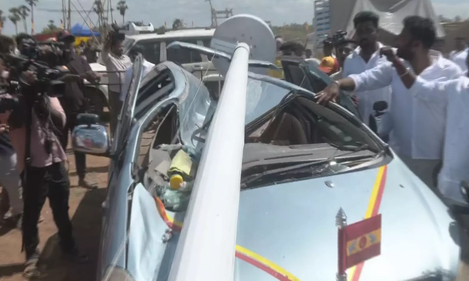 த.வெ.க. மாநாட்டு திடலில் 100 அடி கொடிக்கம்பம் சாய்ந்து விபத்து