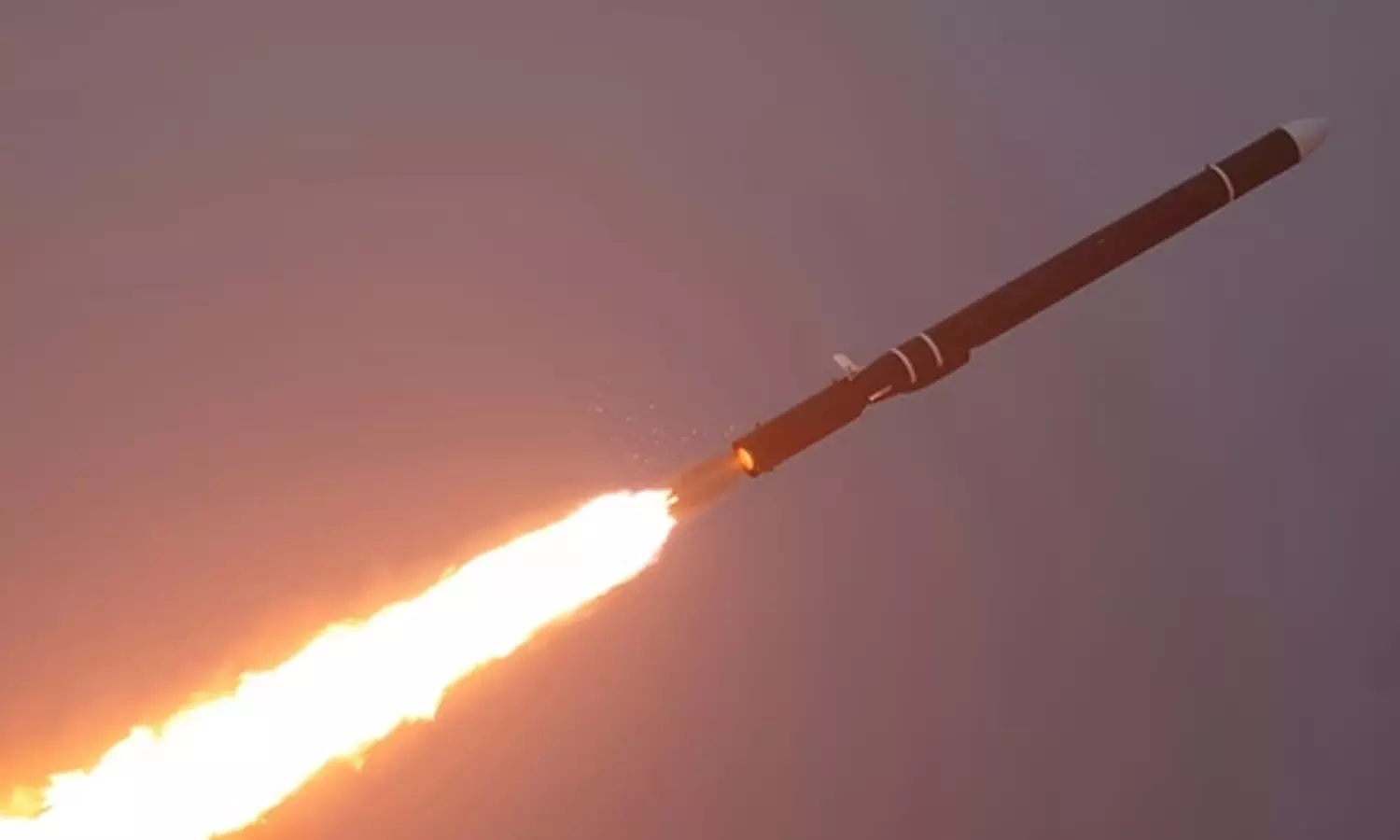 அணு ஆயுதங்களை சுமந்து செல்லும் அக்னி 5 ஏவுகணை சோதனை வெற்றி: பாதுகாப்புத்துறை