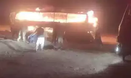 லாரி மீது மோதி விபத்துக்குள்ளான பேருந்து - 17 குழந்தைகள் உட்பட 71 பேர் உயிரிழப்பு