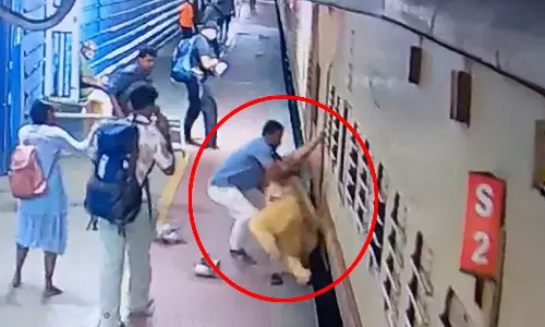 ஓடும் ரெயிலில் இருந்து இறங்கும்போது தவறி விழுந்த பெண்... காப்பாற்றிய ரயில்வே ஊழியர்