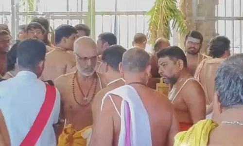 திருச்செந்தூர் கோவிலில் இருதரப்பினர் மோதல்: சாமி புறப்பாட்டை பார்க்க காத்திருந்த பக்தர்கள் ஏமாற்றம்