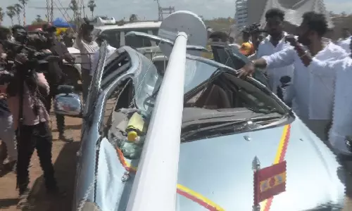 த.வெ.க. மாநாட்டு திடலில் 100 அடி கொடிக்கம்பம் சாய்ந்து விபத்து