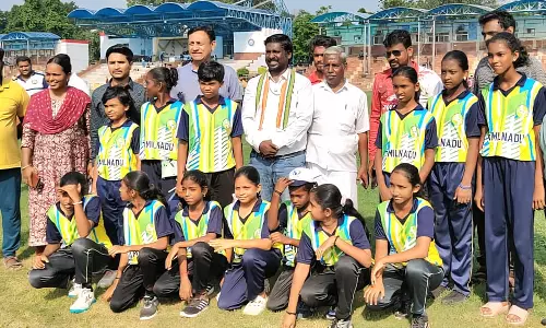 டெல்லியில் கிரிக்கெட் விளையாடி இளம் கிரிக்கெட் வீரர்களை உற்சாகப்படுத்திய விஜய் வசந்த் எம்.பி.