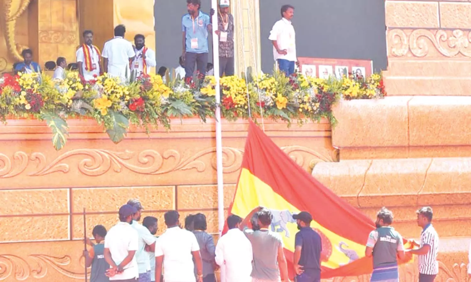 100 அடி உயர கம்பம் சரிந்ததால் 40 அடியில் புதிய... ... TVK Maanadu Live: தவெக மாநாடு- தொண்டர்களால் குலுங்கிய மதுரை... உச்சக்கட்ட பரபரப்பில் மாநாட்டு திடல்