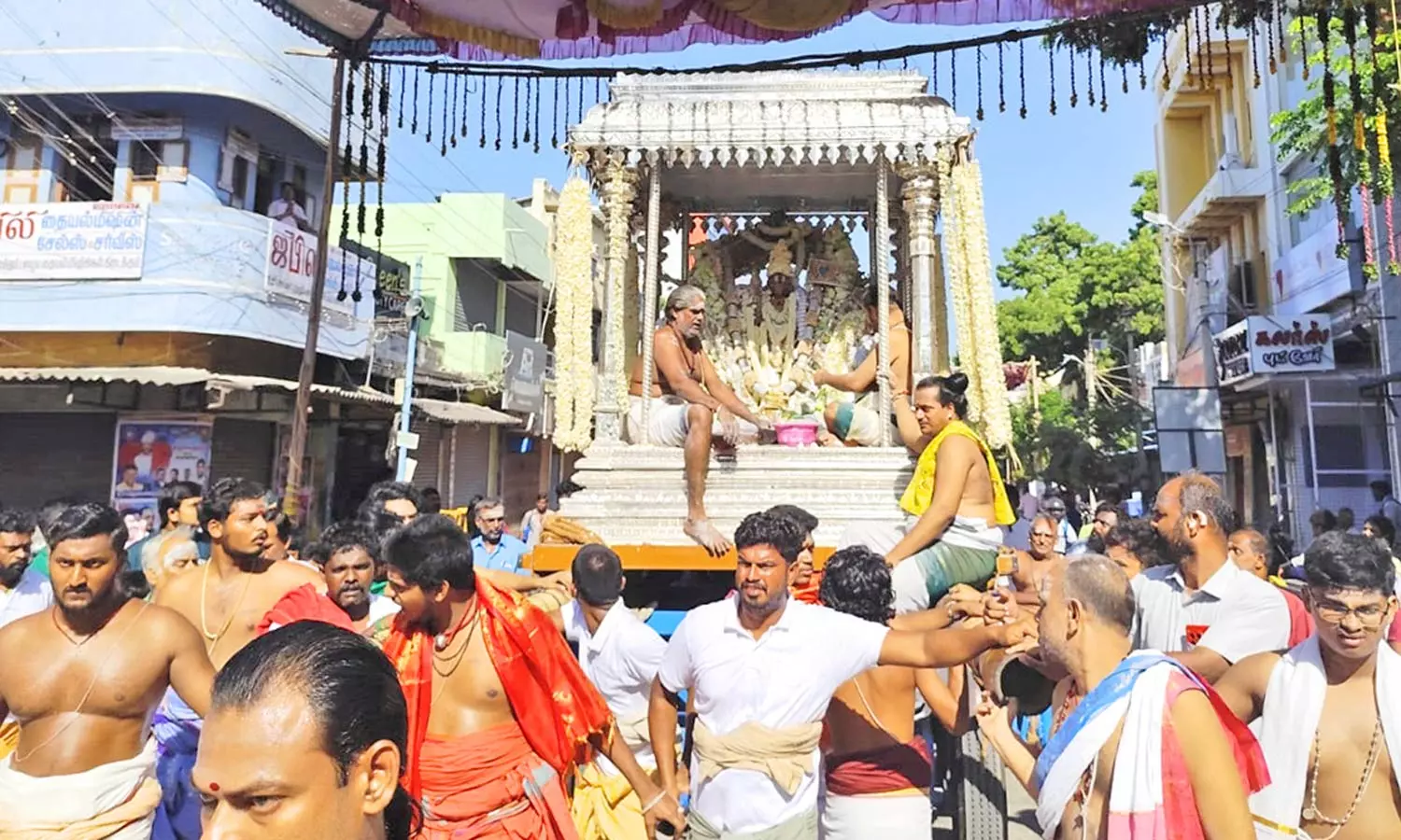 ஆவணித்திருவிழா- திருச்செந்தூர் சுப்பிரமணிய சுவாமி கோவிலில் வெள்ளை, பச்சை சாத்தி கோலத்தில் சப்பர பவனி