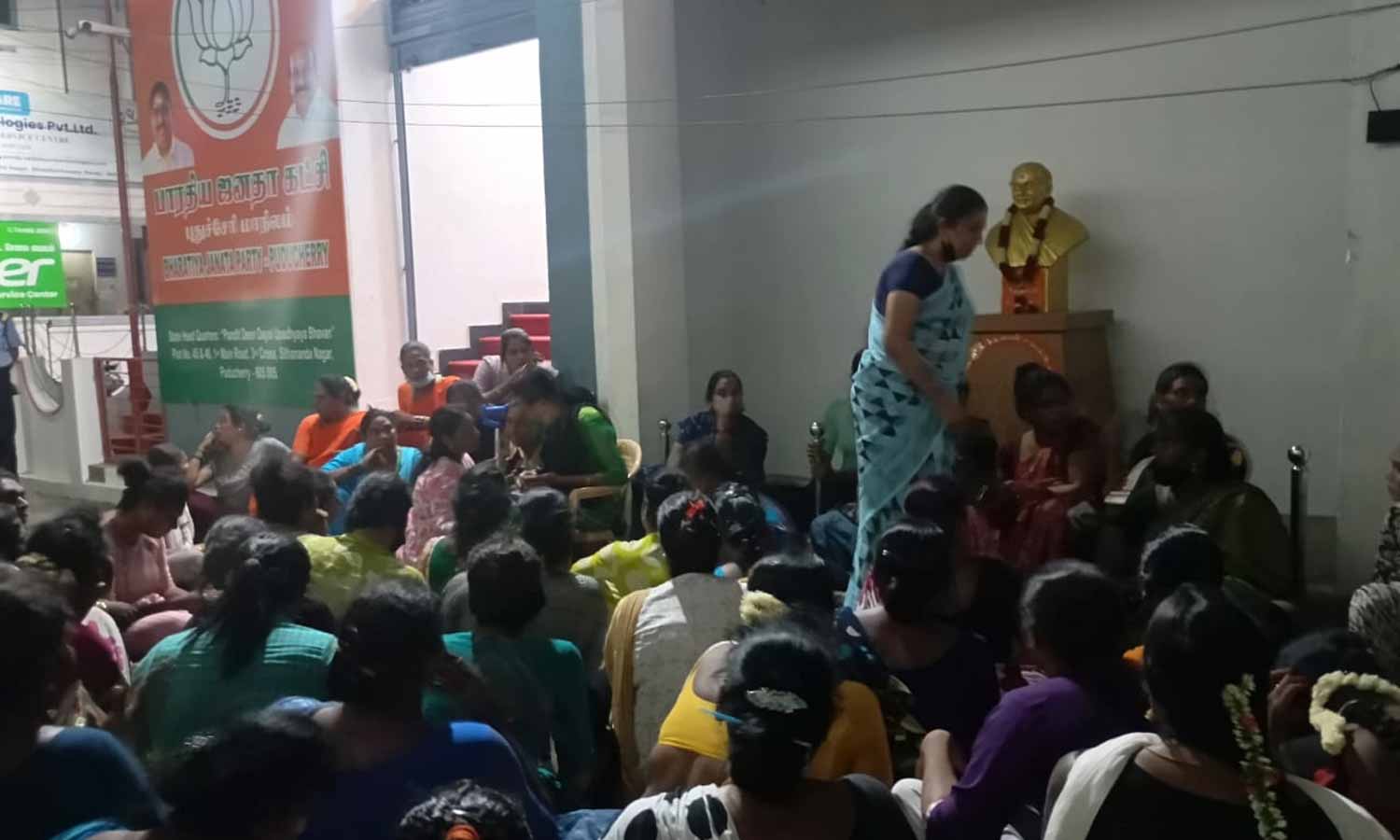 புதுச்சேரியில் பா.ஜ.க. அலுவலகத்தை முற்றுகையிட்ட திருநங்கைகள் புதுச்சேரியில் பா.ஜ.க. அலுவலகத்தை முற்றுகையிட்ட திருநங்கைகள்