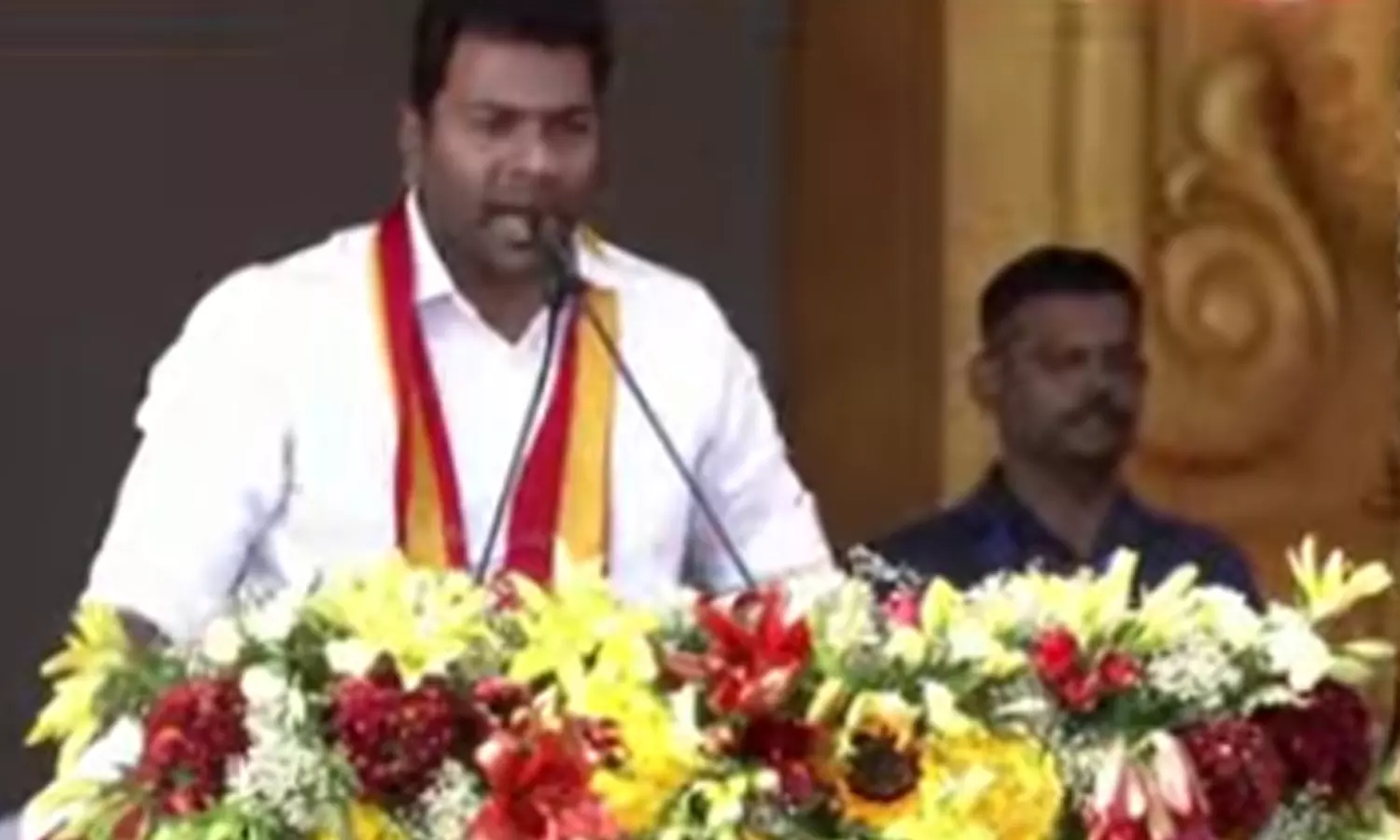 த.வெ.க. மாநாட்டு முகப்பு வரவேற்பு பேனர்களில் அண்ணா, எம்.ஜி.ஆர். படங்கள் ஏன்?- ஆதவ் அர்ஜூனா விளக்கம் த.வெ.க. மாநாட்டு முகப்பு வரவேற்பு பேனர்களில் அண்ணா, எம்.ஜி.ஆர். படங்கள் ஏன்?- ஆதவ் அர்ஜூனா விளக்கம்