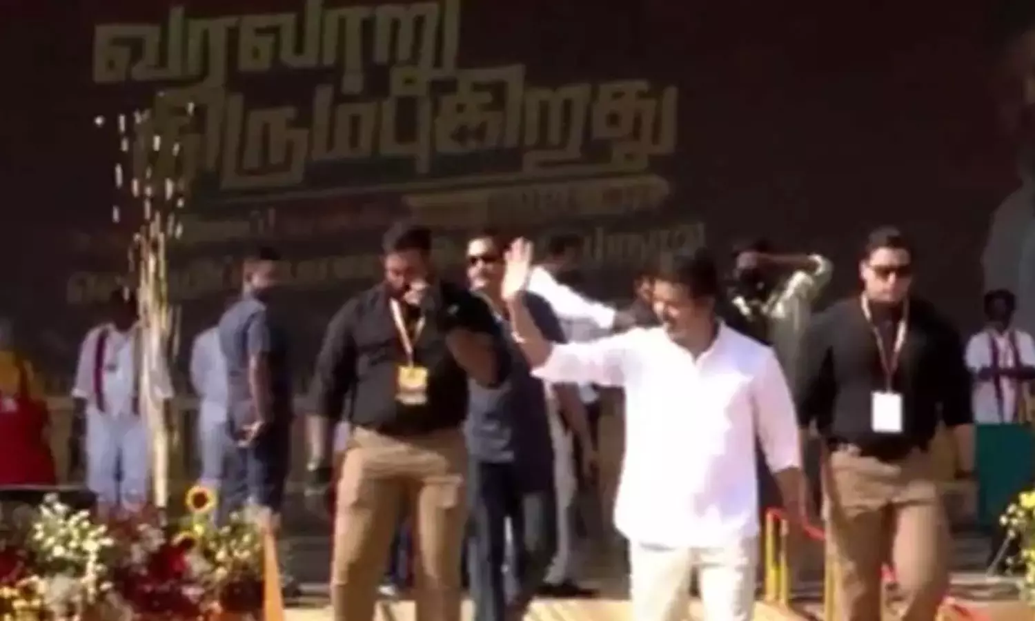 த.வெ.க. மாநாட்டுக்கு சென்ற சென்னை வாலிபர் உள்பட 2 பேர் திடீர் சாவு த.வெ.க. மாநாட்டுக்கு சென்ற சென்னை வாலிபர் உள்பட 2 பேர் திடீர் சாவு