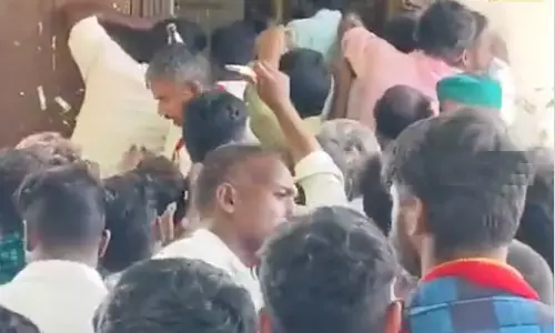 மதுபான கடையில் குவியும் த.வெ.க. தொண்டர்கள்