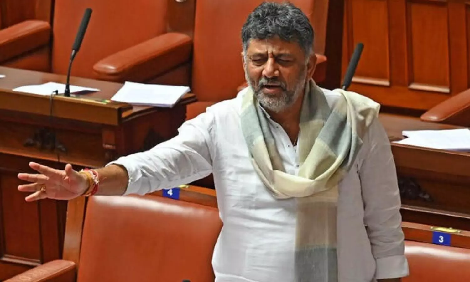 சட்டசபையில் ஆர்எஸ்எஸ் பாடலை பாடி அதிர்ச்சி தந்த டி.கே. சிவகுமார் - பாஜகவினர் ஆரவாரம் - வீடியோ வைரல் சட்டசபையில் ஆர்எஸ்எஸ் பாடலை பாடி அதிர்ச்சி தந்த டி.கே. சிவகுமார் - பாஜகவினர் ஆரவாரம் - வீடியோ வைரல்