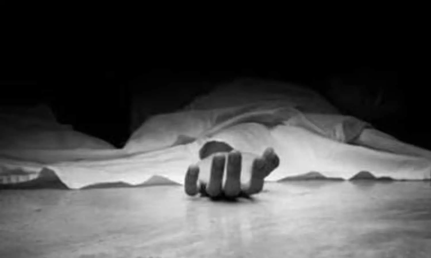 கிரிக்கெட் பேட்டுக்காக நடந்த கொடூரம்: 10 வயது சிறுமியை 21 முறை கத்தியால் குத்தி கொலை செய்த சிறுவன் கிரிக்கெட் பேட்டுக்காக நடந்த கொடூரம்: 10 வயது சிறுமியை 21 முறை கத்தியால் குத்தி கொலை செய்த சிறுவன்